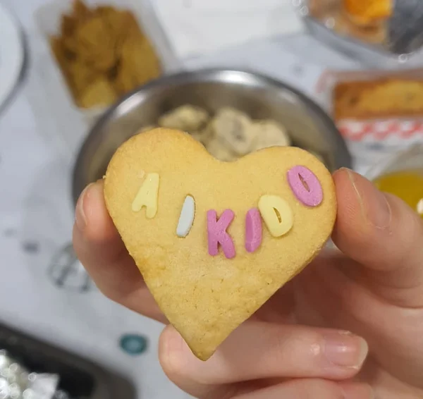 photo d&rsquo;un petit sablé en forme de coeur marqué Aïkido
